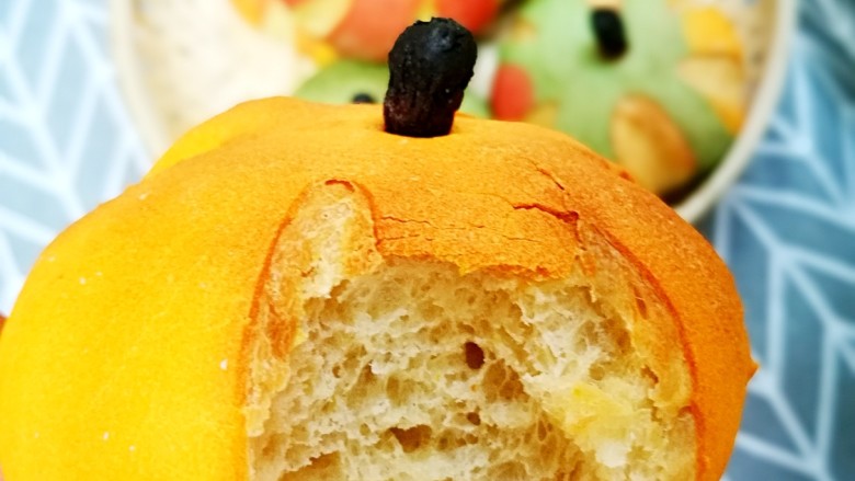 秋日彩色南瓜面包,咬一口外面还脆脆的，有没有秋天丰收的感觉啊？