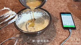 白菜磅蛋糕没有白菜，只有阵阵抹茶清香 ,
第二步，打发完后，蛋液分4次加入黄油，每次加入打发1分半钟。