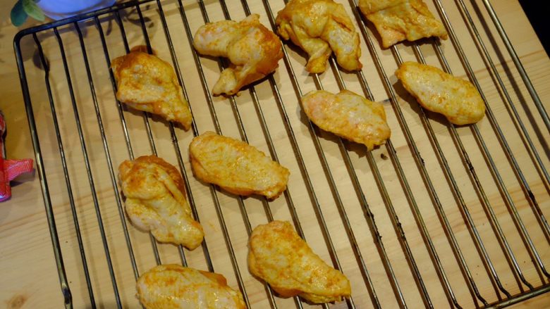 无肉不欢+沙爹鸡翅,4小时后 取出 放在烤架上 烤箱预热160度