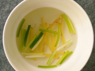鲜虾蔬菜饼,葱切段、姜切丝，加少许温水，调成葱姜水备用。