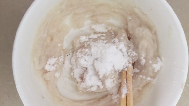 手工鱼丸（巴沙鱼柳制作）,搅打均匀后的鱼泥放入生粉过淀粉，最好分次添加防止加多了