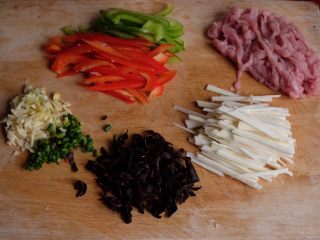 【再添一碗饭】の鱼香肉丝,青红椒、里脊肉、茭白、黑木耳切丝，葱姜蒜切末备用