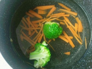鲜虾蔬菜饼,胡萝卜切丝和西兰花一起焯水。