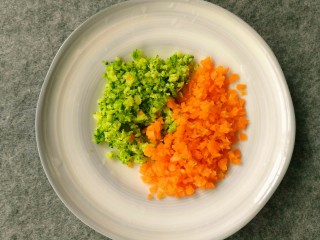 鲜虾蔬菜饼,分别切碎用手挤干水分。