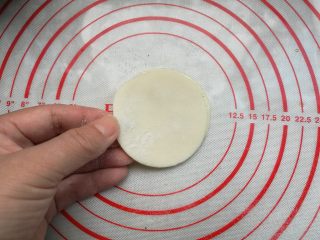 饺子皮变身葱油饼,盖上一片饺子皮，然后再次重复3—6的步骤。最多6—7张饺子皮，太多了不容易擀开。