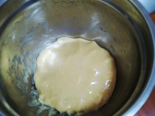 豆沙蛋黄月饼,和匀，成光滑的面团，盖保鲜膜，静置30分钟。