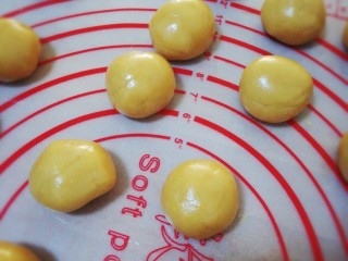 豆沙蛋黄月饼,将静置好的饼皮称重，分成20克一个的小剂子，共20个。