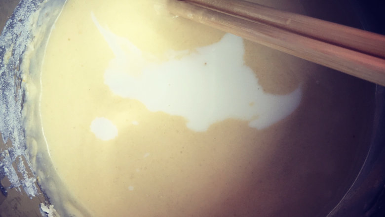 咖啡樱桃pancake,加入牛奶继续搅拌