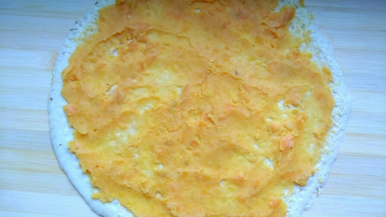 红薯鸡蛋饼,拿出煎好的饼，挨着锅的一面朝上，把红薯泥均匀的抹在饼上