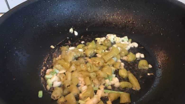 泡椒鸡胗,锅中留底油，爆香葱姜蒜和泡椒丁