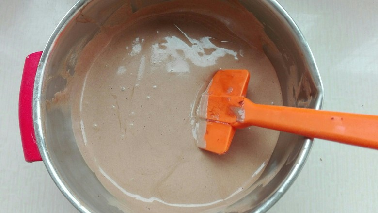 可可奶油蛋糕,分两次同蛋黄糊翻拌手法，快速混合均匀