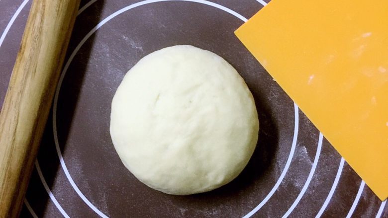 宁妈教你编漂亮的花环面包,面包面团随自己喜好，准备一份
（一次发酵完成或直接揉好未一次发酵的面包面团）稍揉一下滚圆

做这个花环面包的面团，水粉比例不超过1:0.7，也就是面粉100克，液体不能超过70克，液体包含（牛奶+鸡蛋）或纯牛奶，面团需要的油脂不算在液体内
