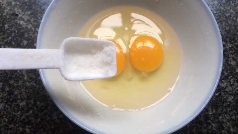 抱蛋煎包～美好的早晨需要满满的营养,加入适量盐