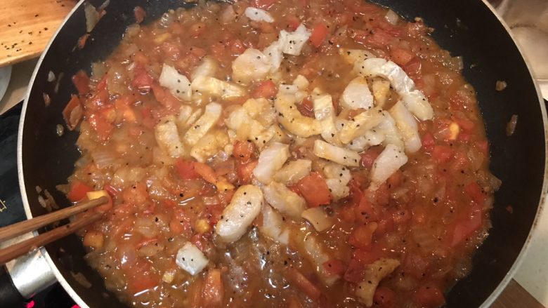 自制意大利面,等到番茄浓汤后加入腌制好的鳕鱼块