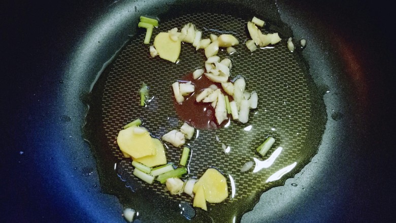 香菇肉丝炸酱面,热锅冷油，加入葱姜蒜炒香。