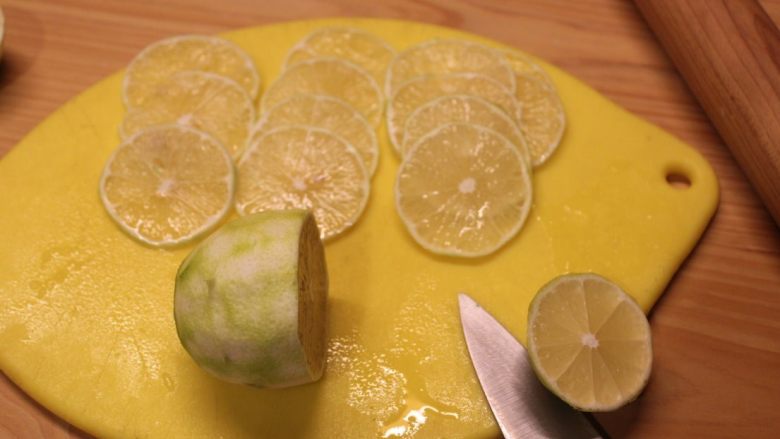 柠檬饼,把柠檬去皮后，切成很薄的薄片。