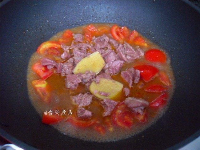 番茄烩牛肉,倒入炖好的牛肉和汤汁
