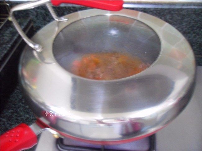 番茄烩牛肉,遮上锅盖、焖煮片刻