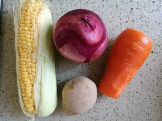 麻辣鸡翅煲,5、	土豆，胡萝卜，洋葱，玉米备用。
