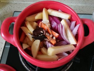 麻辣鸡翅煲,11、	码入胡萝卜洋葱，土豆