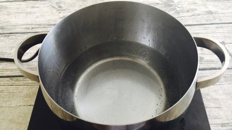 鹌鹑蛋空心面,锅里放适量的水