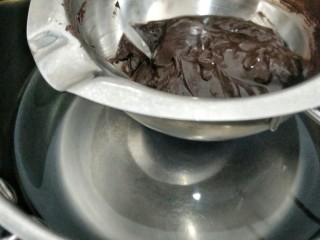 奶油芝士巧克力碗,巧克力加牛奶隔水融化