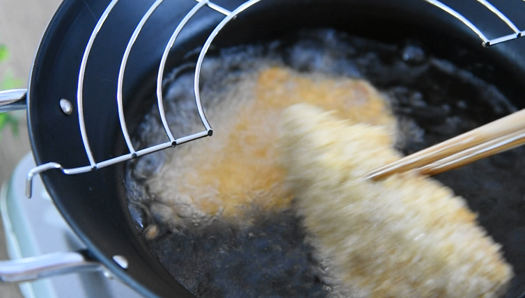 在家轻松炸猪排，色泽金黄有食欲！,油温至7成熟，转小火下猪排，用筷子来回翻面，防止焦糊