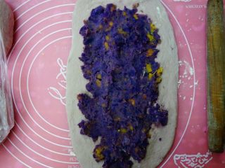 全麦紫薯软欧,放入紫薯馅，卷起来。