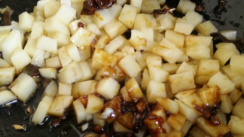 花样面条+鲍鱼木耳土豆焖面,放入土豆，多炒一会。