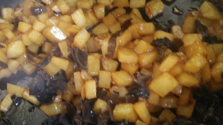花样面条+鲍鱼木耳土豆焖面,接着放入切好的木耳，翻炒。