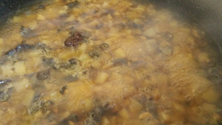 花样面条+鲍鱼木耳土豆焖面,炒的差不多加入适量的清水，烧开。
