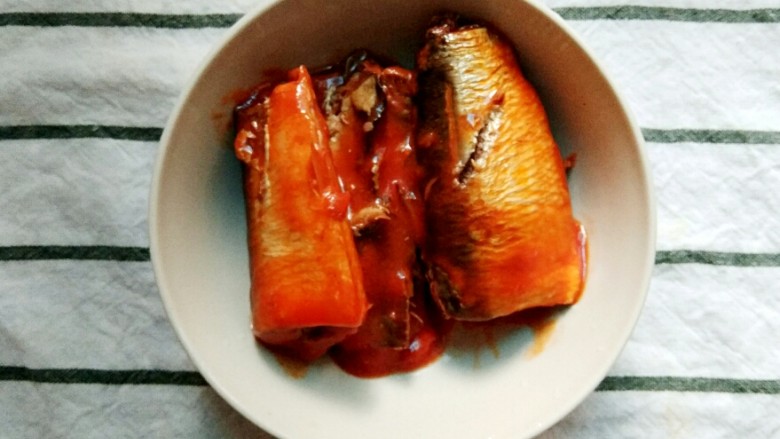 茄汁沙丁鱼烩意面,把沙丁鱼肉从罐头取出，汤汁留着，用筷子剔去粗骨。