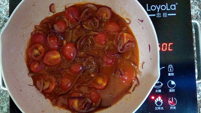 茄汁沙丁鱼烩意面,把沙丁鱼罐头的汁倒入锅中，稍微煮一分钟左右。