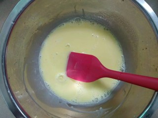 斑马纹戚风蛋糕（8寸版）,加入牛奶充分搅匀。