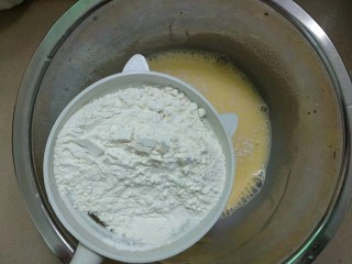 斑马纹戚风蛋糕（8寸版）,筛入低筋面粉。