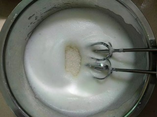 斑马纹戚风蛋糕（8寸版）,打至细泡时加入第二次糖。