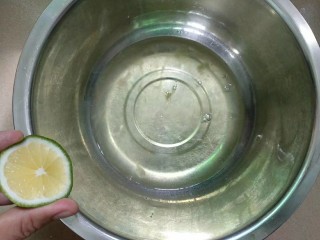 斑马纹戚风蛋糕（8寸版）,蛋白里滴入几滴柠檬汁。