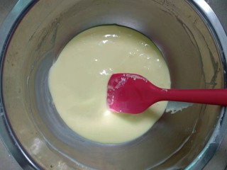 斑马纹戚风蛋糕（8寸版）,搅拌成无颗粒状蛋黄糊。