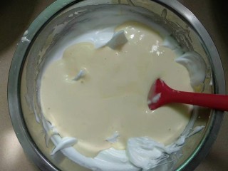 斑马纹戚风蛋糕（8寸版）,将拌好的面糊倒入剩余的蛋白霜里，从下往上翻拌或#字翻拌，不可圈拌以免消泡。