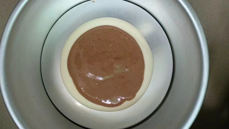 斑马纹戚风蛋糕（8寸版）,烤箱160℃预热，用两个勺子交替将蛋糕糊从模具中间放入。