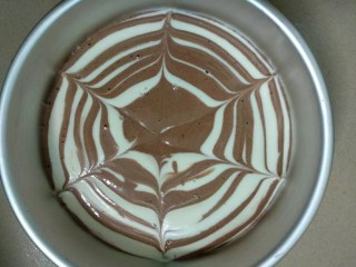 斑马纹戚风蛋糕（8寸版）,用牙签从中间向四周拉出花纹。