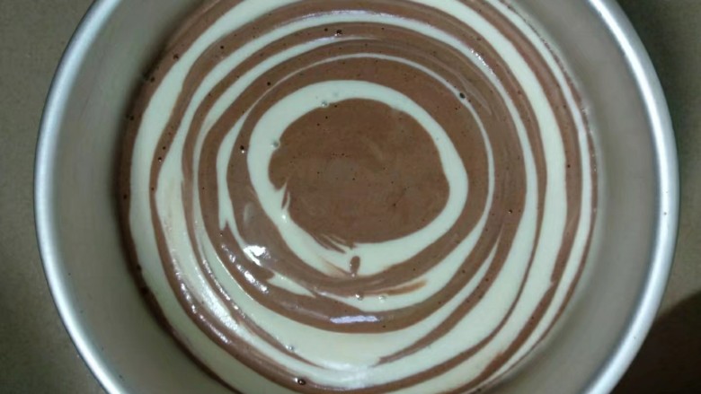 斑马纹戚风蛋糕（8寸版）,直至放完为止，震几下震出气泡。