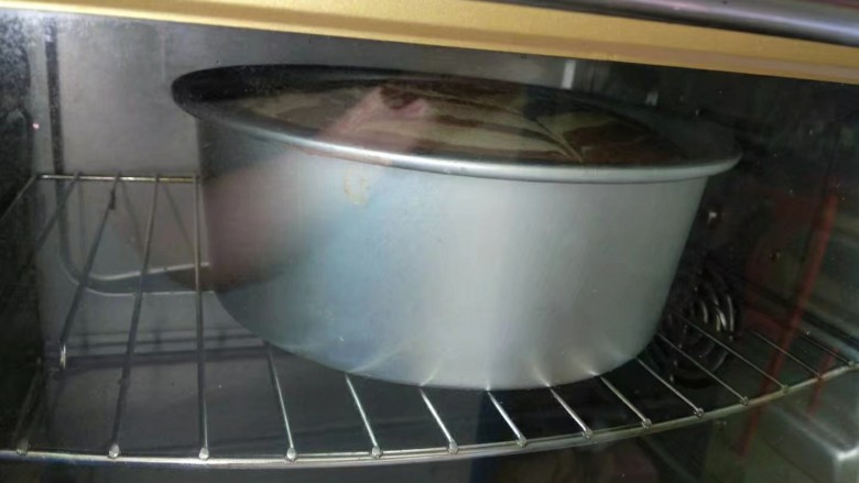 斑马纹戚风蛋糕（8寸版）,放入预热160℃烤箱，上下火中层烤50分钟，至表面上色即可。（具体时间根据自家烤箱脾气来调整）