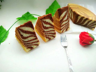 斑马纹戚风蛋糕（8寸版）,切块开吃。