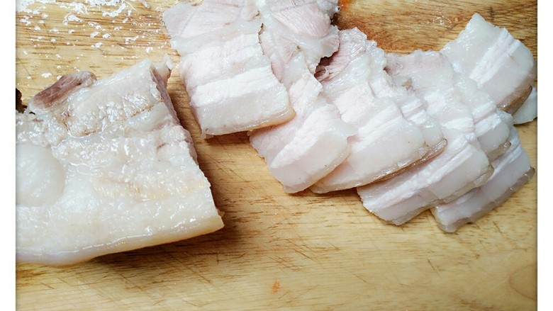 潇大妈-回锅肉,待肉不烫手了，切成如图片状，
薄点为宜，没那么腻。