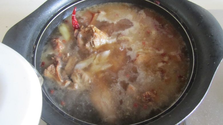鸭腿烧莴苣,翻炒几下后加入适量的开水；