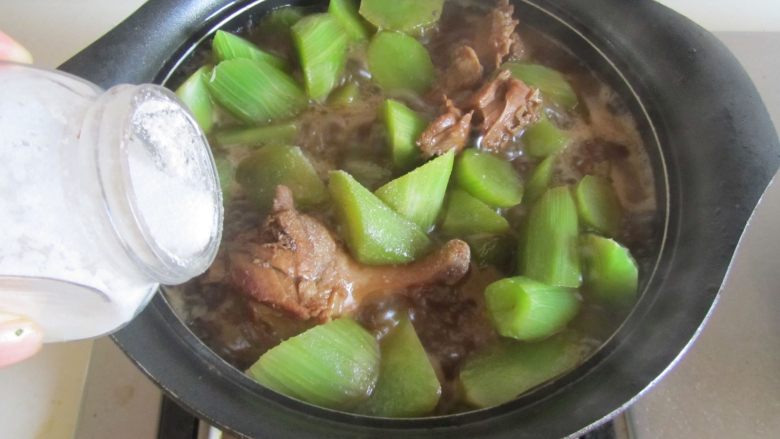 鸭腿烧莴苣, 加入适量的盐调味， 大火收汁即可盛入钵中，表面撒上小葱末。