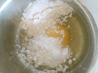 炸藕盒,鸡蛋打入盆里，加入淀粉，和面粉调成面糊