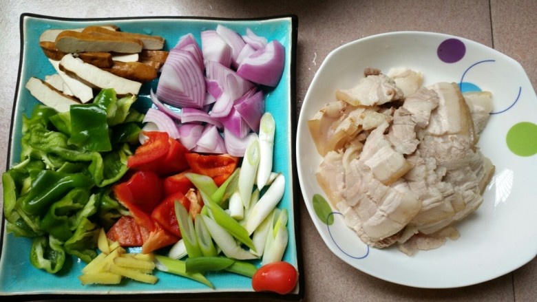 潇大妈-回锅肉,剩下两片姜，切成丝。
如图，荤菜，素菜，都切好。