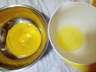 8寸戚风蛋糕,蛋黄和蛋清，分别再无油无水的容器里。